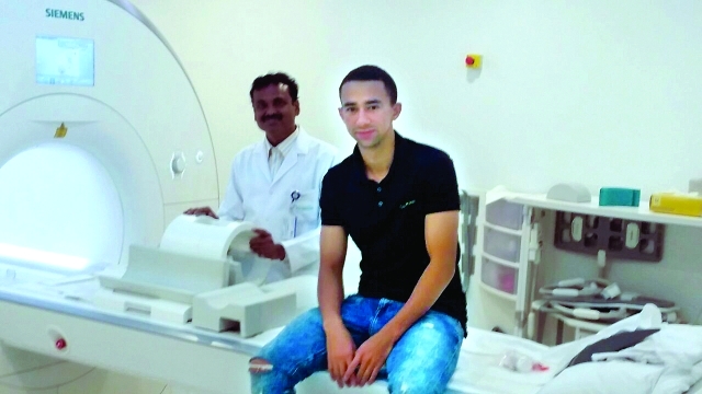 "البرازيلي تياجو ألفيس خلال إجراء الفحص الطبي- البيان"