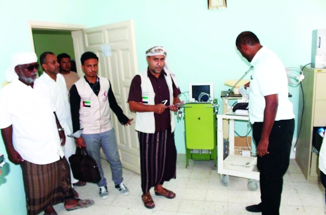 "متطوعون من هيئة الهلال الأحمر ومختصون داخل المركز الصحي في شحير | وام"