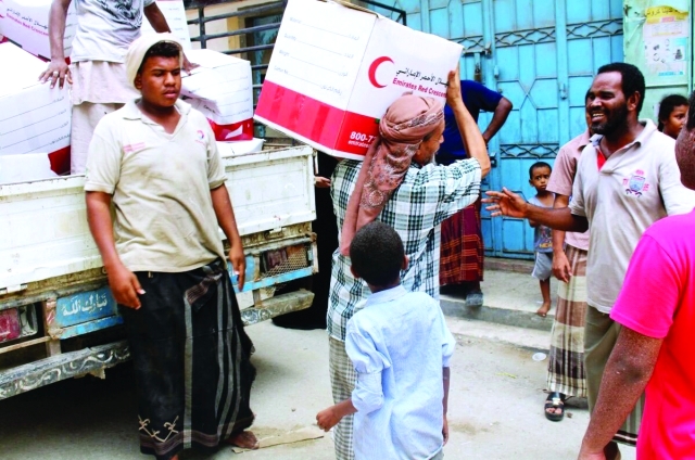 "■ متطوعون ينقلون المساعدات"