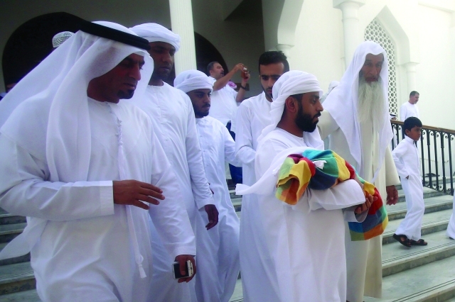 "■ والد سلامة يتقدم المشيعين"
