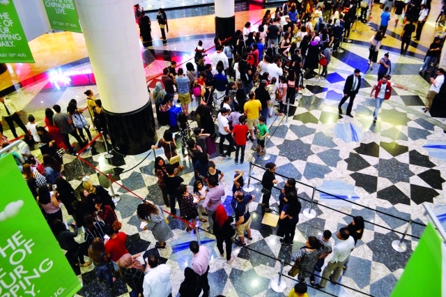 "■ طوابير عشاق هاري بوتر أمام فيرجن ميجاستورز في مول الإمارات  |  البيان"