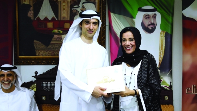 "موزة غباش تكرم حمد الحمادي"