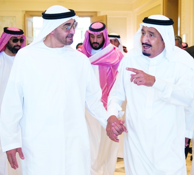 "■ خادم الحرمين الشريفين ومحمد بن زايد خلال اللقاء بحضور طحنون بن زايد ومحمد بن سلمان"