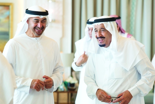 "■ خادم الحرمين الشريفين ومحمد بن زايد خلال اللقاء"