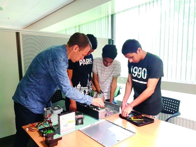 "■ طلبة يمارسون أنشطة علمية مبتكرة | من المصدر"