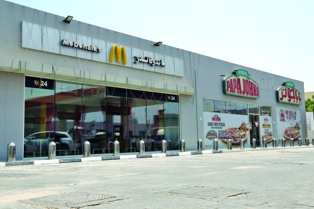 "■ تركيب أعمدة معدنية أمام المطاعم في عجمان | تصوير: يونس يونس"