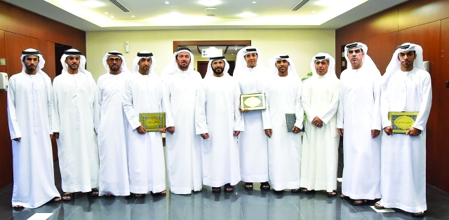 "■ مروان بن غليطة يتوسط الحكام المكرمين | البيان"