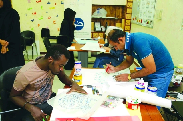"المشاركون في الدورة يتعرفون على جماليات الحرف العربي ــ تصوير: عمران خالد"