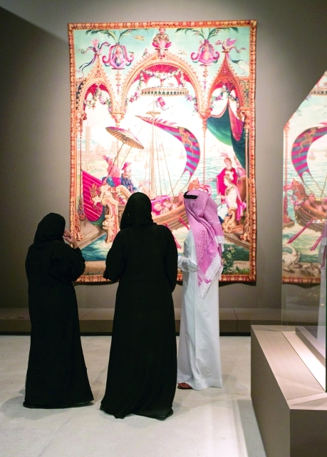 "اللوحات الكلاسيكية تحاط بإطارات مزخرفة"