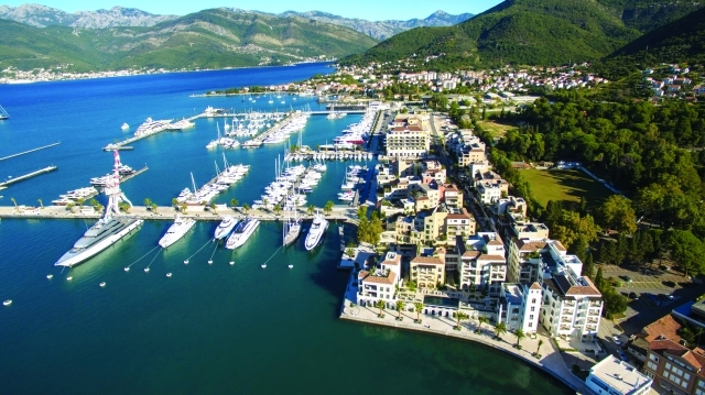 "■ جمال الطبيعة يستهوي السياح من أنحاء العالم | البيان"