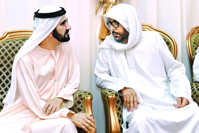 "■ نائب رئيس الدولة في حديث مع ذوي الشهيد"
