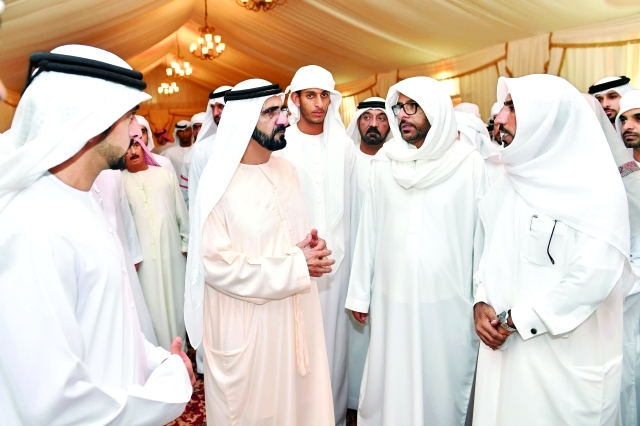 "■ محمد بن راشد يرافقه حمدان بن محمد وأحمد بن سعيد خلال تقديم واجب العزاء لذوي الشهيد جاسم البلوشي | تصوير: سيف محمد"