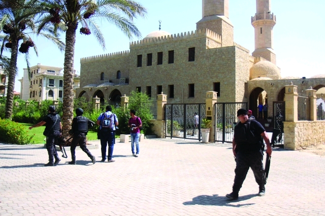"■ الشرطة المصرية تحيط بالمسجد الذي شهدت باحته محاولة الاغتيال | أ.ف.ب"