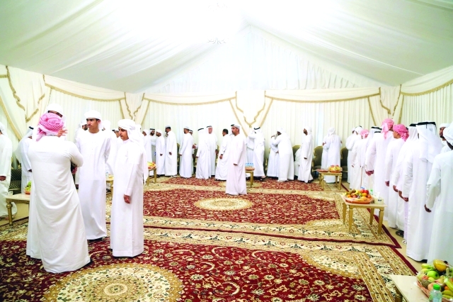 "■ المواطنون يتوافدون لتقديم العزاء"