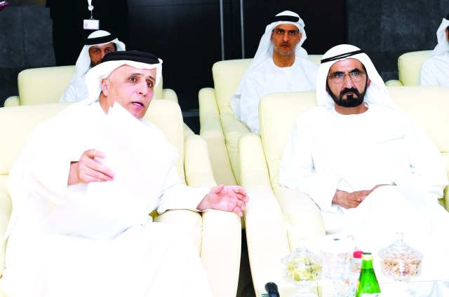 "محمد بن راشد يستمع لشرح من مطر الطاير عن مشاريع النقل الحيوية في دبي | تصوير: سيف محمد"