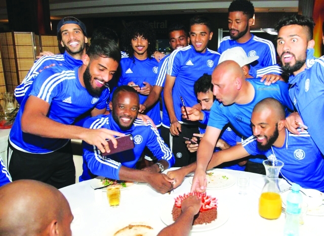 "■ لاعبو النصر يشاركون كيمبو فرحة قدوم المولود الجديد | البيان"