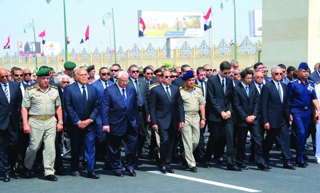 "■ السيسي يتقدم الجنازة العسكرية للعالم الراحل أحمد زويل"