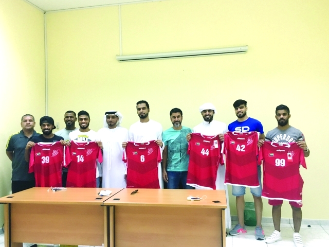"■ الكعبي يتوسط الجهاز الفني واللاعبين بعد المؤتمر الصحافي | البيان"