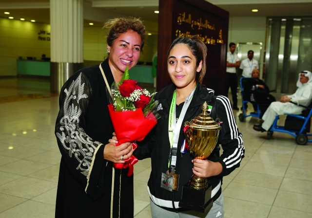 "■ منى مكي مع سلامة الفائزة بذهبيتي غرب آسيا | البيان"