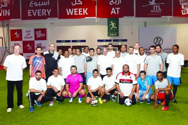"■ سعيد حارب وعبد العزيز النومان يتوسطان منتسبي المجلسين قبل انطلاقة المباراة | البيان"