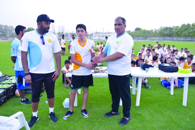 "خلال تكريم المشاركين في ملتقى الحمرية - البيان"