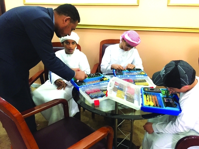 "خلال تنفيذ تجارب كهربائية باستخدام الحقائب الإلكترونية | البيان"