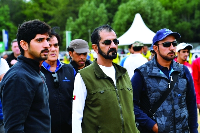 "محمد بن راشد وحمدان بن محمد يتابعان السباق | تصوير: سيف محمد"