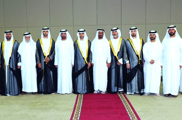 "■ عبدالله بن سالم القاسمي يتوسط العرسان وذويهم خلال الحفل | وام"