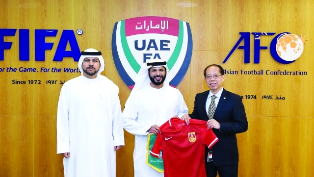 "■ بن غليطة يتسلم هدية الاتحاد الصيني | البيان"