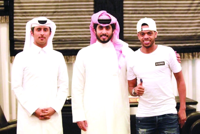 "■ إسماعيل بعد توقيع العقد"
