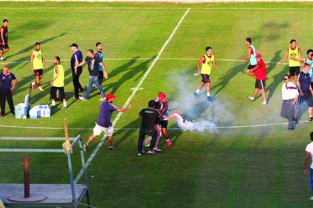"■ جماهير الأهلي تقتحم ملعب التدريب وتعتدي على اللاعبين | البيان"
