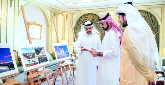 "■ عمار بن حميد يطلع على تصاميم المشروع بحضور راشد بن حميد"