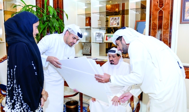 "■ حميد النعيمي يطلع على مخططات مشروع ساحة الشهداء | وام"