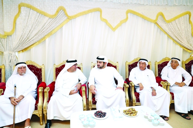 "■ مكتوم بن محمد خلال تقديمه واجب العزاء لأسرة منصور شرف | تصوير: خليفة عيسى"