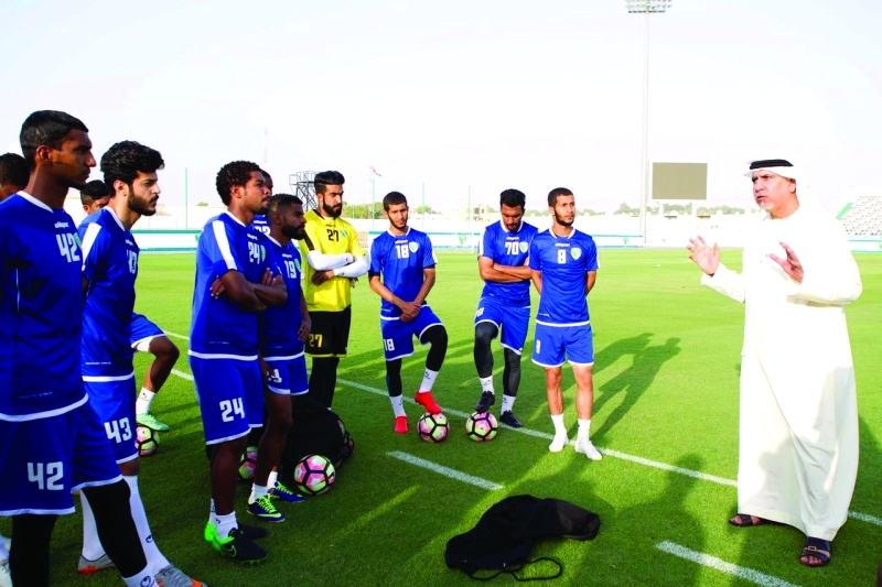 "■ مشرف الصقور يدعو اللاعبين للاجتهاد في الملعب | البيان"