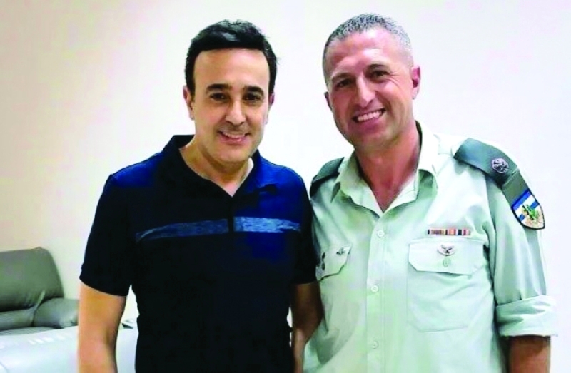 " صورة الرباعي مع الضابط"