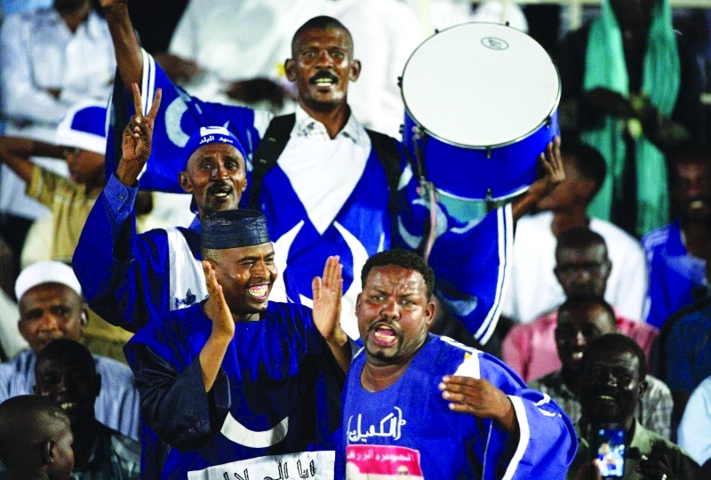 "■ جماهير الهلال تحتفل بالفوز | البيان"