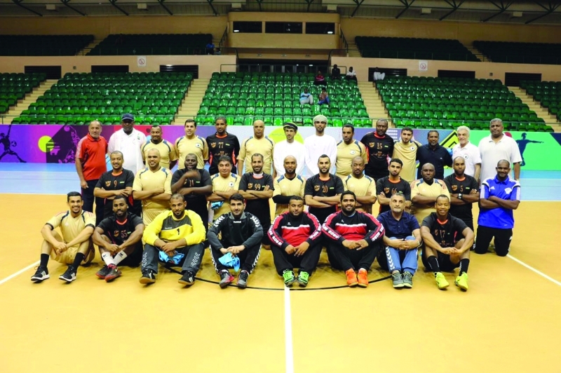 "■ لقطة جماعية لحكام كرة القدم والمراقبين في الإمارات والسلطنة | البيان"