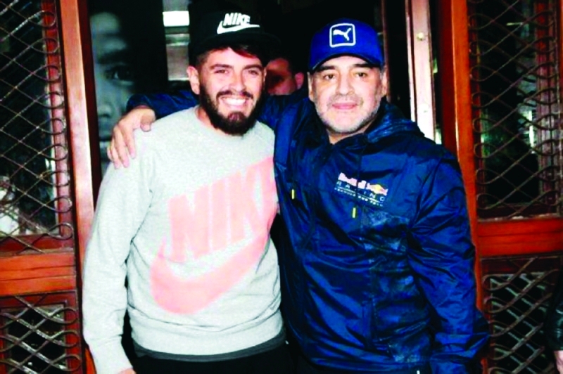 "■ مارادونا يحتضن ابنه بعد إنكار 30 عاماً"