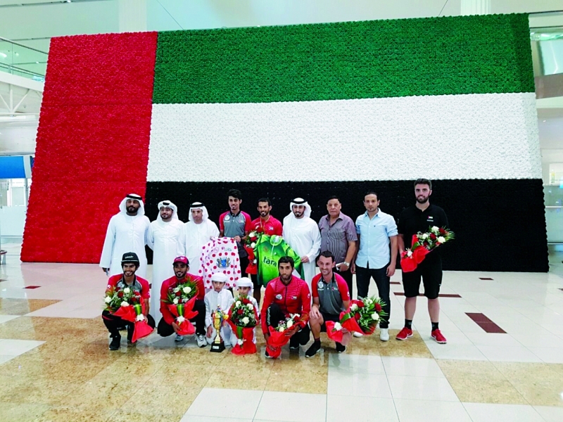 "أسرة الاتحاد في استقبال الأبطال بالورود - البيان"