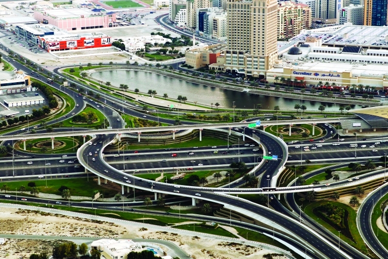 "Ⅶ تقاطع جسور مول الإمارات في شارع الشيخ زايد إبداع خلاب | تصوير: عماد علاء الدين"