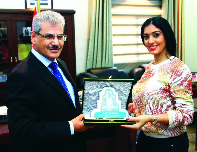 " جامعة آل البيت تكرم سمر الشامسي"