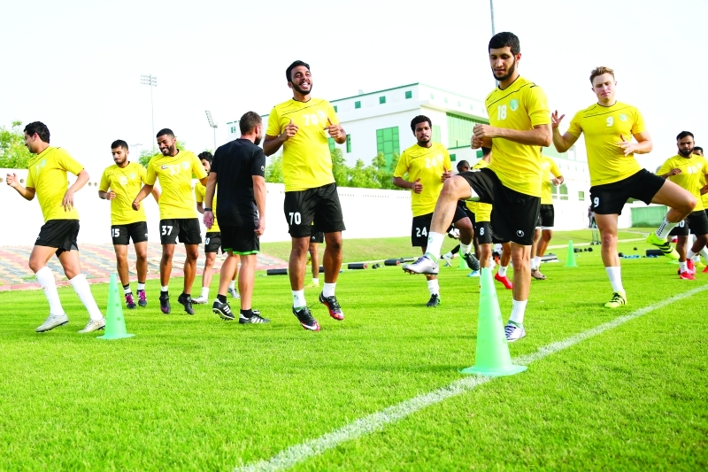 "Ⅶ مدرب الصقور يقف على عناصر تشكيلته الأساسية اليوم"