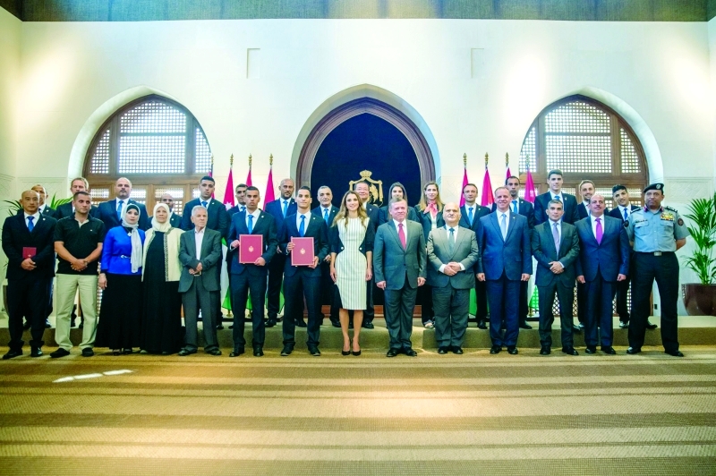 "■ العاهل الأردني خلال استقباله الوفد الأولمبي الذي شارك في ألعاب ريو | البيان"