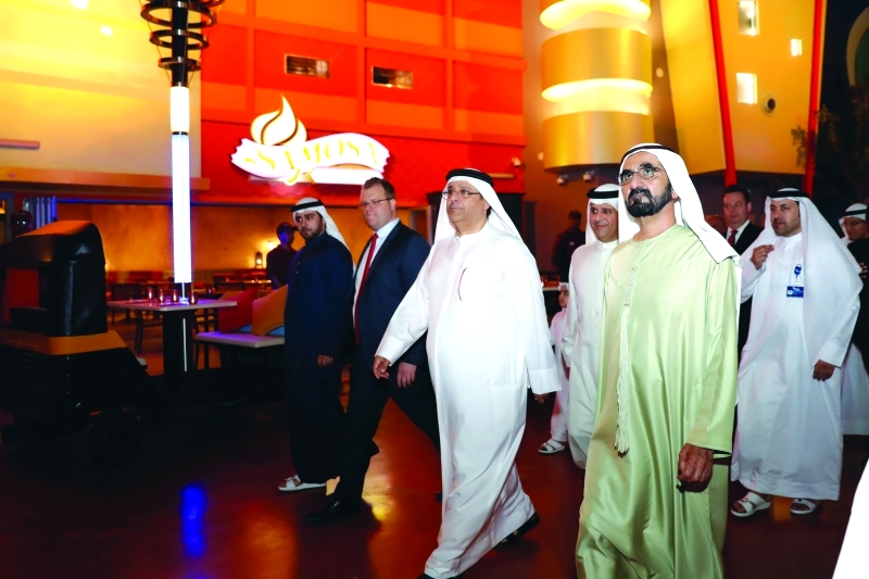 " محمد بن راشد خلال جولته التفقدية في «آي إم جي»"