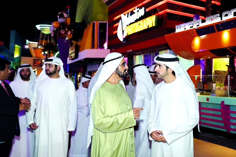 " نائب رئيس الدولة خلال الجولة بحضور حمدان ومكتوم بن محمد"