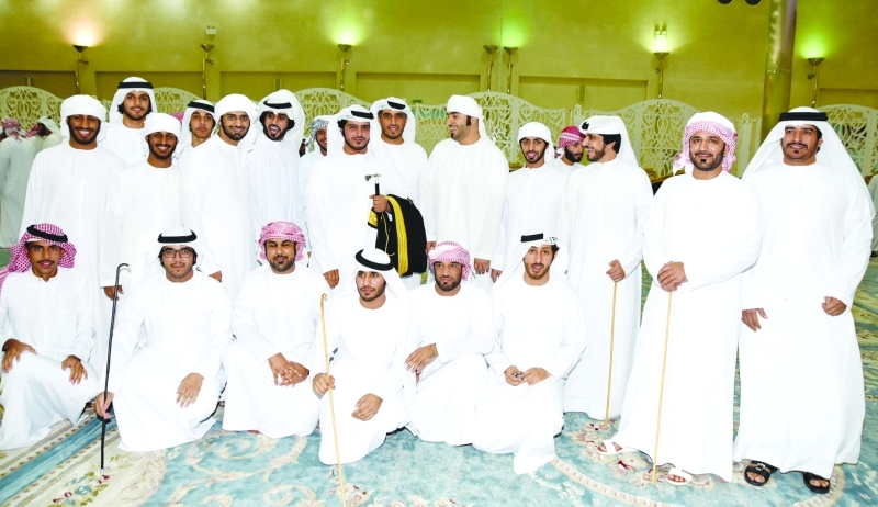 "العريس أحمد البلوشي مع جمع من الأهل و الأصدقاء"