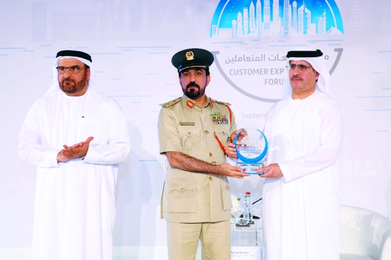"■ سعيد الطاير يكرم عبد القدوس العبيدلي بحضور عبدالله الشيباني | من المصدر"