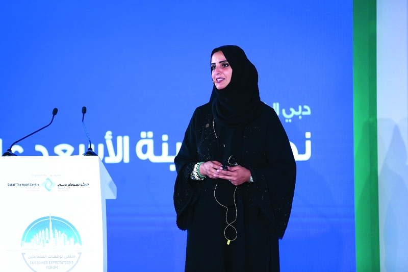 "■ عائشة بن بشر تتحدث خلال الملتقى"