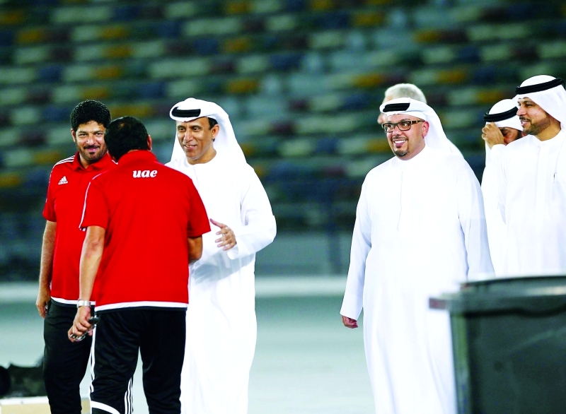 "■ بن ثعلوب والجنيبي والطنيجي خلال متابعة تدريبات المنتخب | البيان"